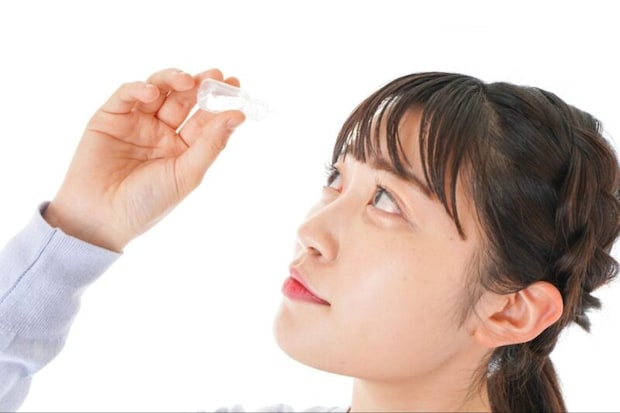 目薬をさす女性