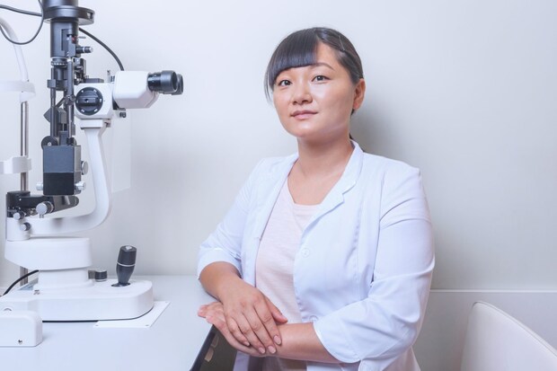 検査の機器と女性医師