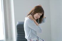 “ストレートネック”と“肩こり・頭痛”の関係とは？ 原因と対処法を柔道整復師が解説