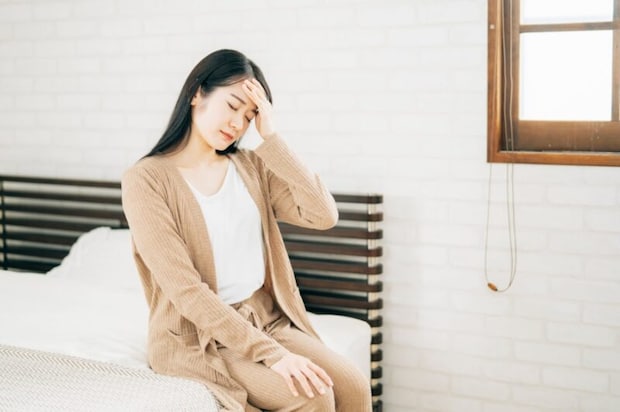 ベットで休む女性