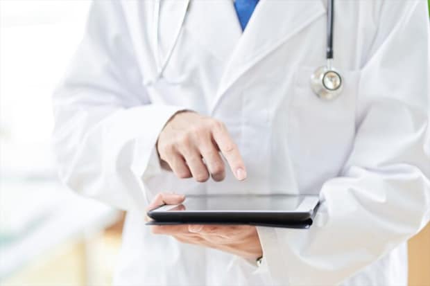 タブレットを操作する男性医師