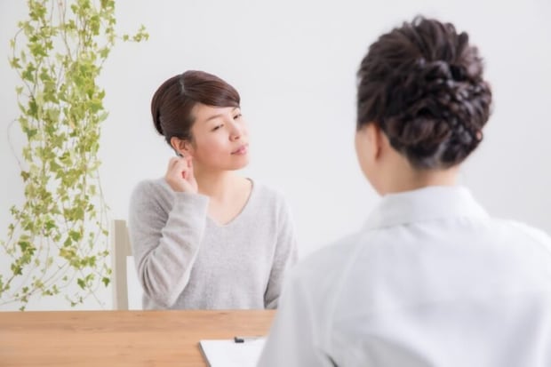 耳が気になる女性