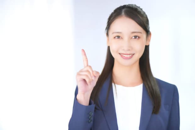 ポイントを説明する女性(白背景)