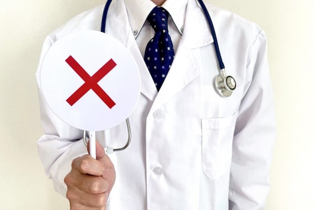 否定する男性医療従事者 ダメ・バツマーク