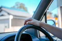 白内障手術を受けた直後は、車の運転ができないのはどうして？ 免許更新が近い場合はどうすればいい？