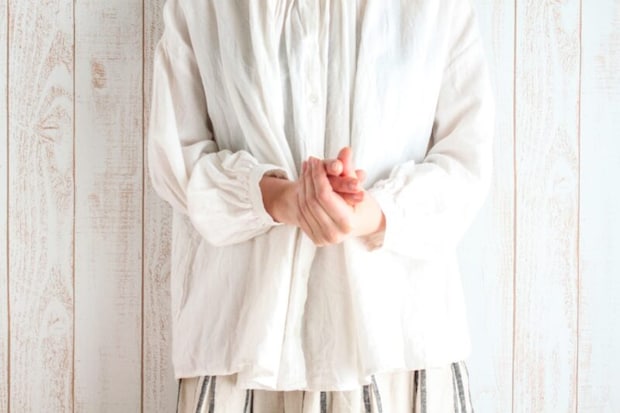 ハンドケアをする女性