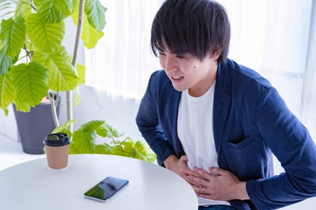 腹痛の男性