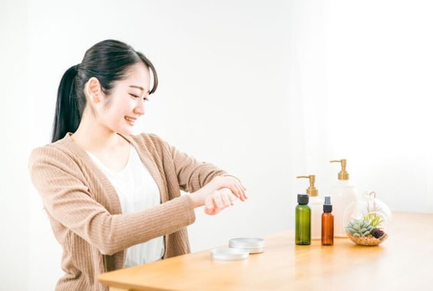 保湿クリームを使う女性