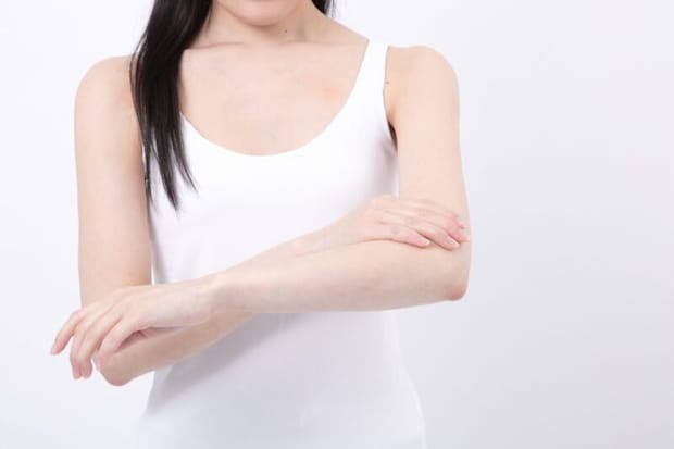 腕のスキンケアをする女性