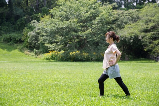 アキレス腱を伸ばす女性