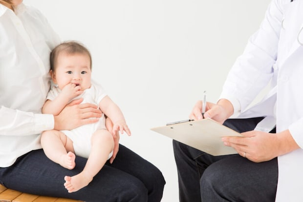 診察を受ける赤ちゃん