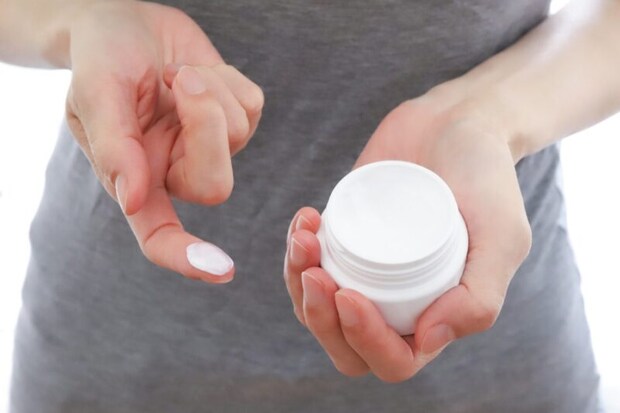 クリームを塗る