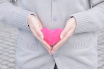 「卵巣出血」とは？原因・症状についても詳しく解説！【医師監修】