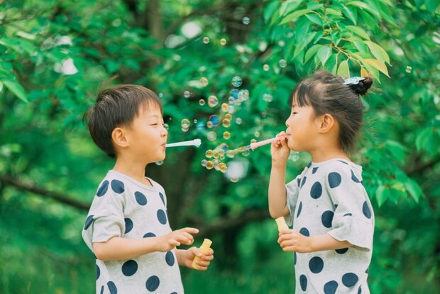 シャボン玉で遊ぶ子供