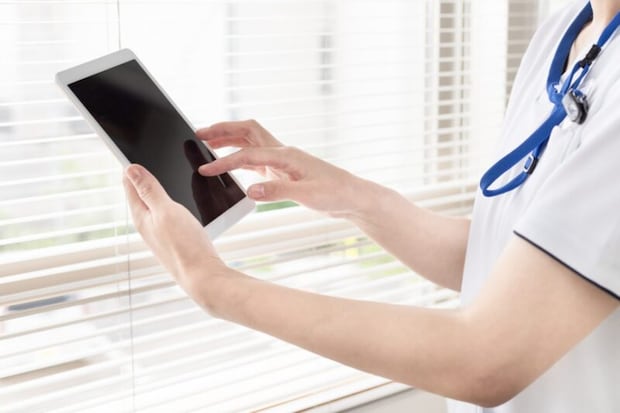 タブレット使う医師