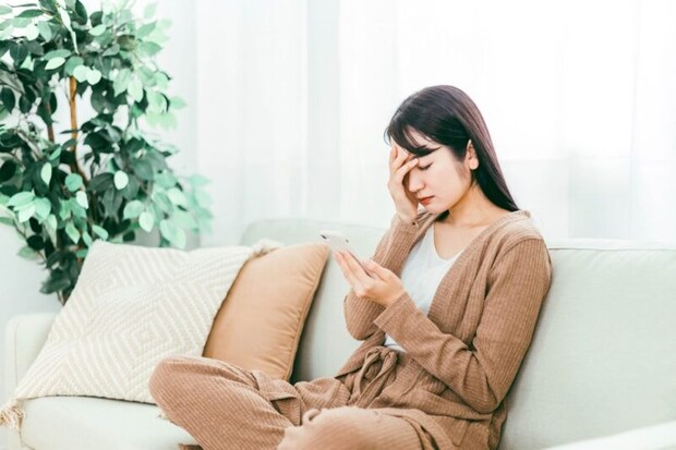 風邪をひいた女性