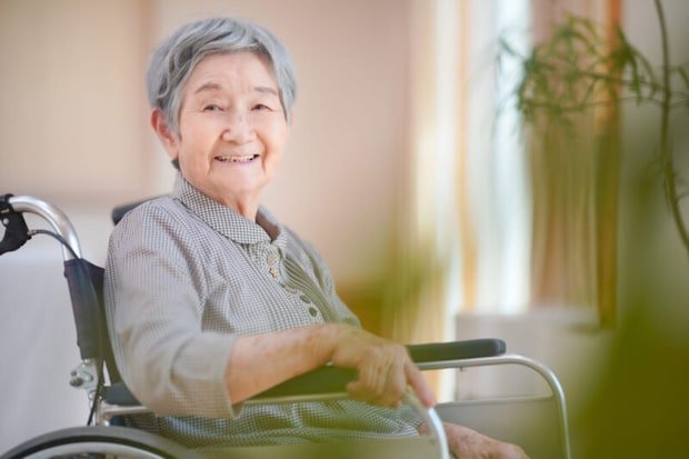 記念撮影する高齢者