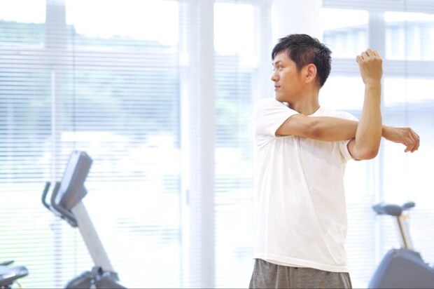 ストレッチをする男性