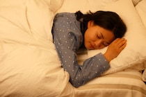 寝るときの姿勢が体に与える影響は? ｢仰向け･うつ伏せ･横向き｣どれがいい?