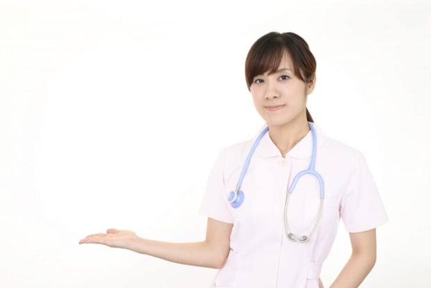 案内する看護師