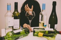 アルコール依存症の症状や原因、治療法とは？