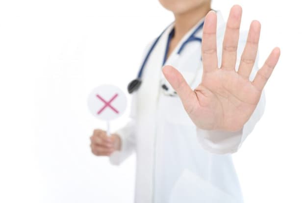 注意を促す看護師