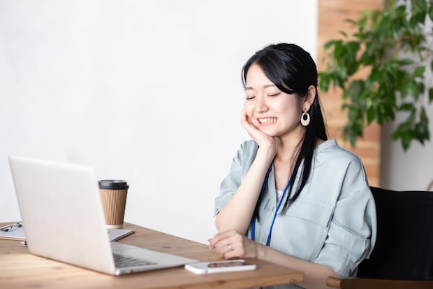 歯が痛いビジネスウーマン