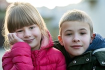 「トゥレット症候群」とは？原因・治療法・症状についても解説！【医師監修】