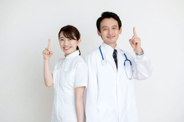 並んで立つ医療従事者