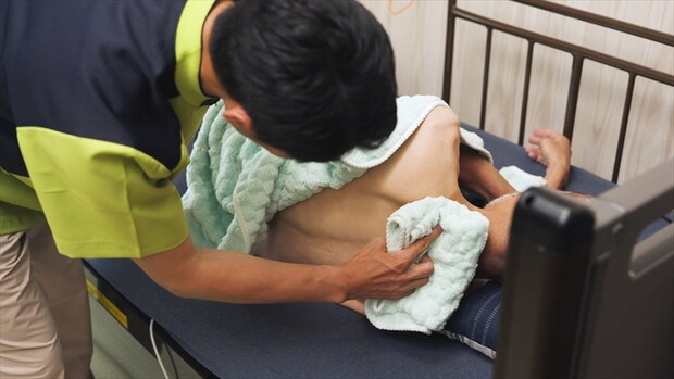 介護の清拭(せいしき)とは?正しい手順や注意点、効果的に行うコツを解説