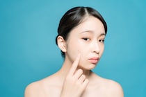 ニキビ治療は皮膚科と美容皮膚科どっちを受診したらいい？ 医師が違いと特徴を解説