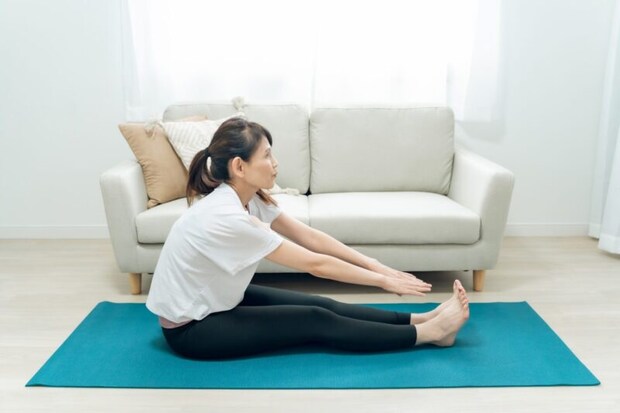 ヨガをする女性