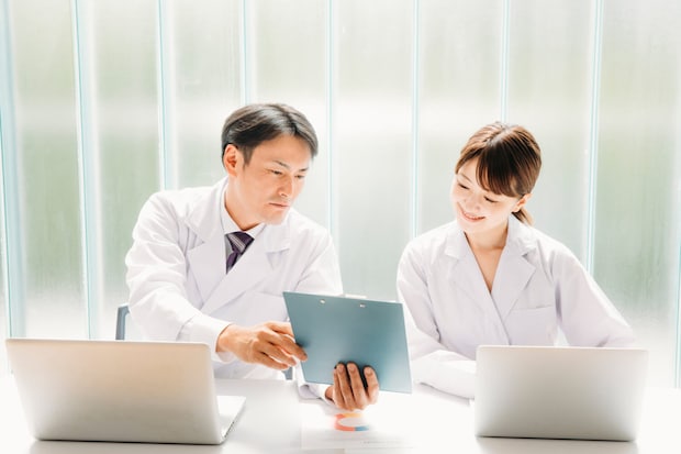 話し合う医療スタッフ