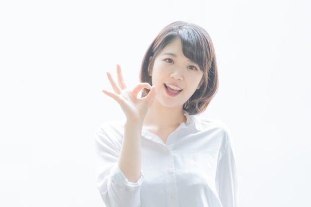OKサインを出す女性