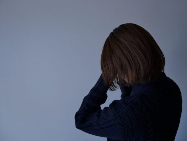 頭を抱える女性