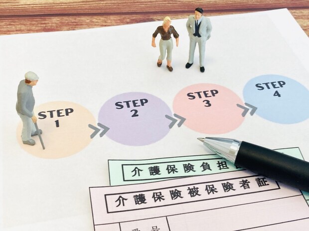 要介護認定の申請方法は？介護サービスを受ける流れと更新方法も解説