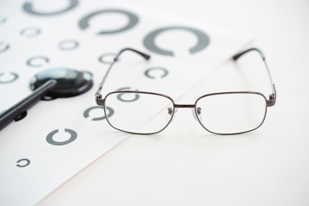 目に黒い点が現れる網膜剥離以外の病気と受診の目安