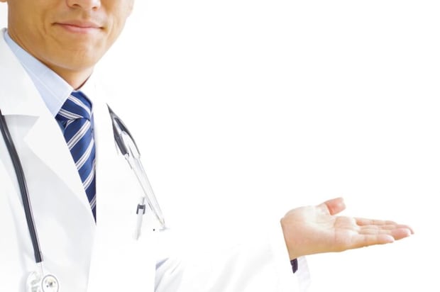 案内する男性医師