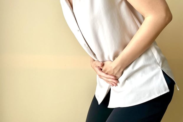 お腹を押さえる女性