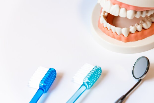 セラミックの歯の磨き方は普通の歯と同じで大丈夫？正しい磨き方や注意点、長持ちさせるポイントを解説