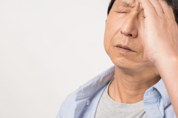 体調不良や悩みのイメージの中年男性