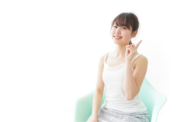 指を立てて笑う女性