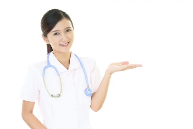 微笑む女性医師