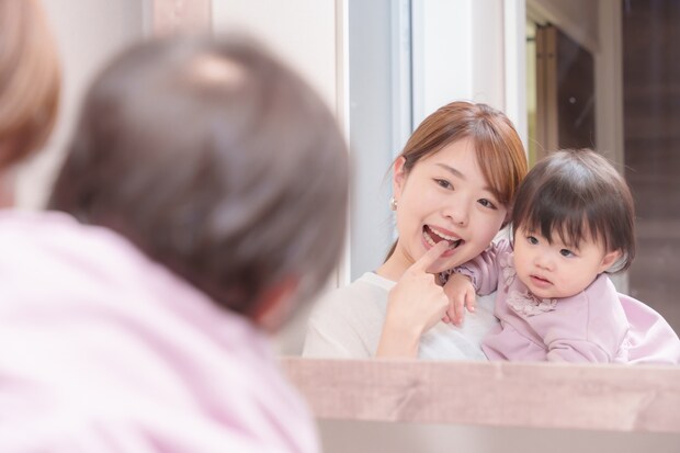 鏡を覗き込む親子