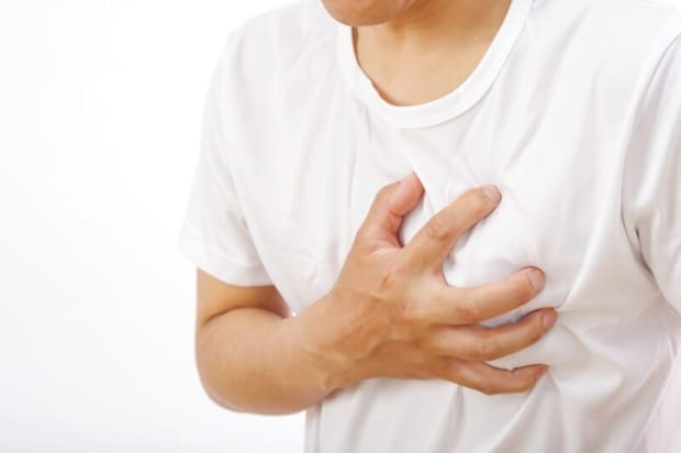 苦しそうな男性