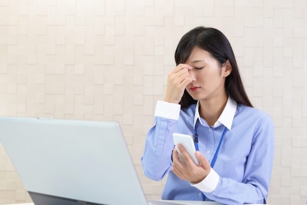 眼精疲労の女性