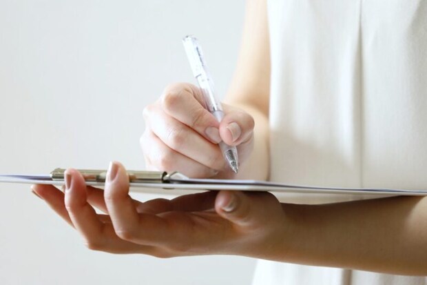 メモを取る女性