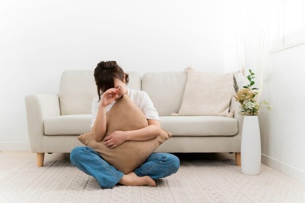 生理痛で苦しむ女性