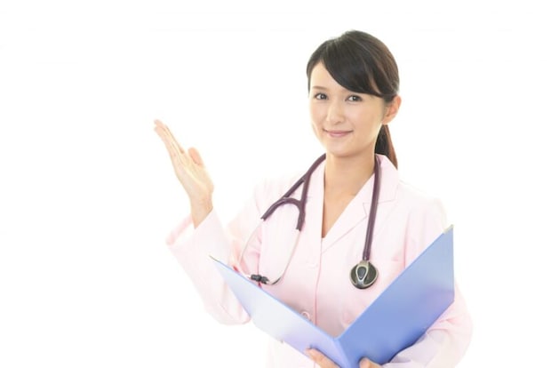 案内する女医