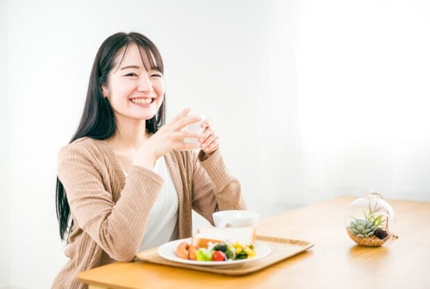 朝食を食べる女性